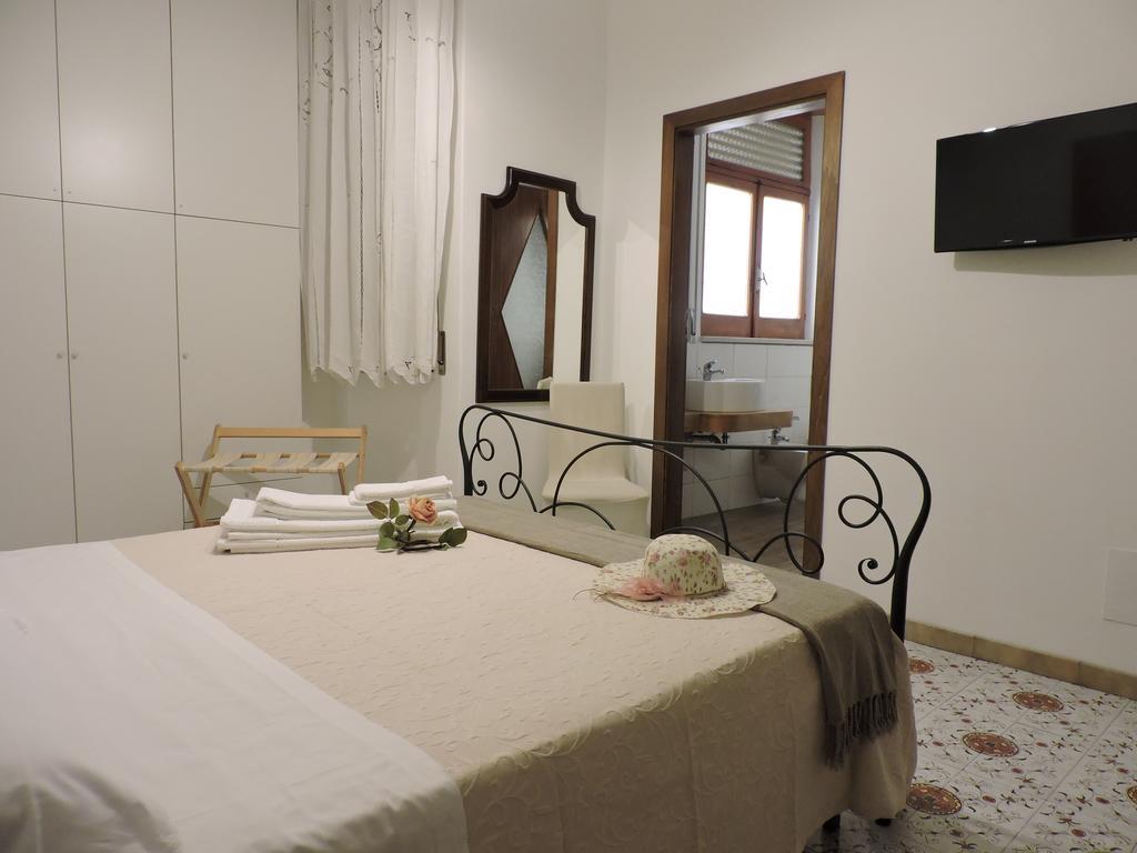 B&B Il Muro Vecchio จีอาร์ดีนี นักซอส ห้อง รูปภาพ
