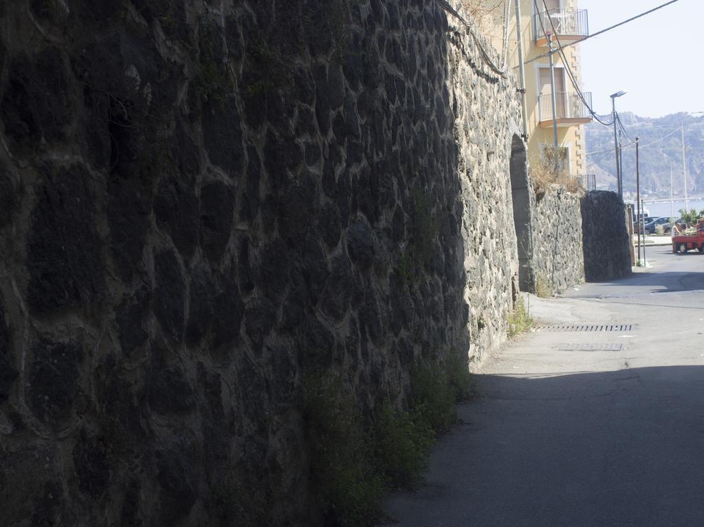 B&B Il Muro Vecchio จีอาร์ดีนี นักซอส ภายนอก รูปภาพ